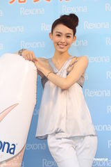 组图：范玮琪任保养品代言 力挺大S设计非抄袭