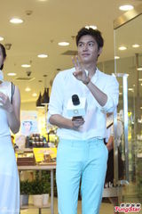 组图：韩星李敏镐上演神速变装 秀中文获赞许