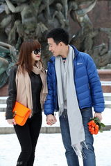 组图：佟大为关悦欧洲拍写真 情人节谱写冬季恋曲