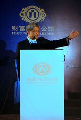 幻灯：张涵予香车美女走三亚 出演宋江父亲支持