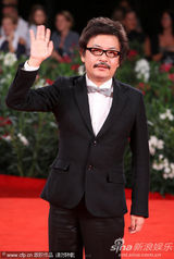 组图：《庸才》首映 堂富美蓝裙可爱臀部似鸡尾