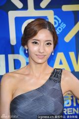 组图：韩彩英亮相时尚大典 单肩鱼尾裙尽显气质