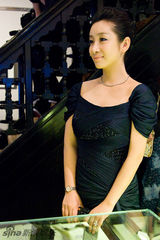 组图：秦海璐出席品牌活动 蓝色礼服显端庄典雅