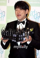 组图：韩国演员柳时元举行结婚新闻发布会