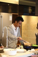 组图：谢霆锋《快本》展厨艺 大谈生意经
