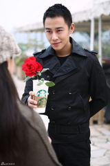 组图：王小毅上演自编自导光棍节主题街拍    