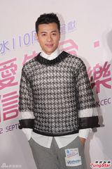 组图：任贤齐自愧腹肌不如张家辉 遭梁汉文投诉