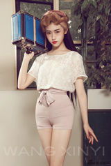 组图：张辛苑最新杂志写真 复古造型显典雅美感