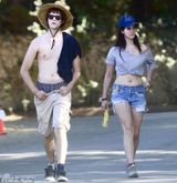 组图：拉娜德雷帅气街拍 露脐装热裤秀美腿