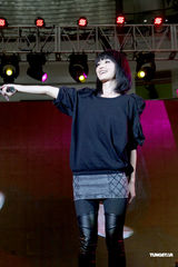 组图：阿Sa皮裤黑衣酷劲十足 献唱一首匆忙赶场吸金