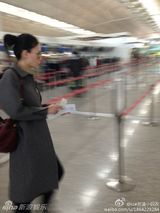 组图：王菲素颜现身机场 路人合影淡定当背景板