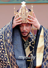 组图：李瑞镇宋智孝等穿古装宣传新剧《階伯》