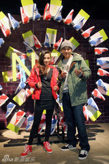 组图：彭于晏Angelababy青春亮相展活力运动风