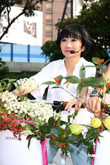 高清图：陶晶莹夫妇携手宣传旅游 骑自行车入场