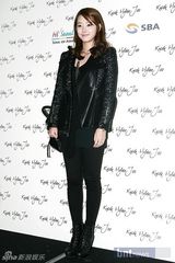 组图：朴寒星洪秀雅徐仁英等众星时尚亮相服装秀