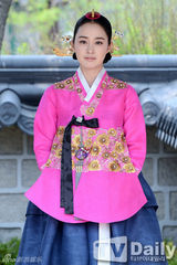 组图：金泰熙改妖妇形象展优雅 与刘亚仁秀恩爱