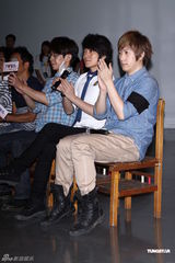 组图：五月天献爱心助学贫困孩童