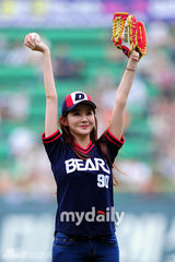 组图：Davichi成员姜敏京担任棒球比赛开球嘉宾