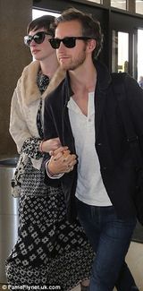 组图：安妮海瑟薇蜜月后现身机场 紧贴老公秀恩爱