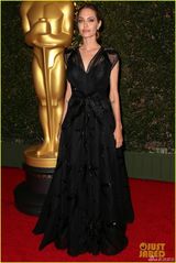 组图:朱莉亮相奥斯卡学院奖 皮特短发携子助阵