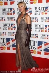 组图：第32届全英音乐奖 蕾哈娜深V露背秀美腿