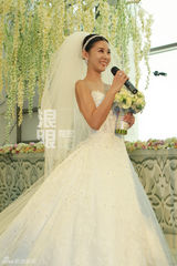 组图：王雷李小萌大婚甜蜜亲吻 宋丹丹黑丝出席