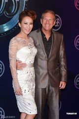 组图：李玟举办豪华婚礼派对 与丈夫甜蜜牵手亮相