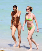 组图：C罗女友莎伊克海滩比基尼大秀诱人美臀