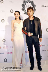 组图：潘霜霜酥胸半露秀性感 纯净之心期待美好爱情