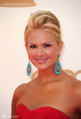 组图：艾美奖红毯 希-奥黛尔裹胸红裙明艳如火 