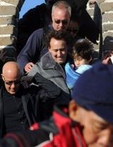 组图：尼古拉斯-凯奇携全家游长城 杨采妮变导游