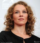 组图：《另一个家园》发布会 导演手舞足蹈