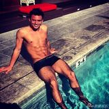 组图：英跳水正太曝海量生活照 秀腹肌吐舌卖萌