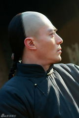 组图：《镖门》霍建华剃光头 贾青花痴倒追