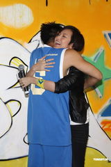 组图：何韵诗捧场篮球记者会 余文乐大方送拥抱