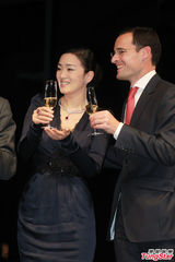 组图：巩俐黑色深V长裙亮相 身材性感气质优雅