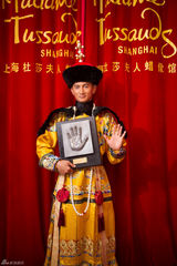 组图：吴奇隆帝王形象成蜡像 俩四爷真假难辨