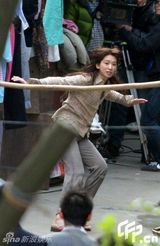 幻灯图：林志玲演女工遭追杀 演日剧上海弄堂疯跑  