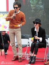 组图：金宣儿中性风亮相釜山 西装黑超帅酷