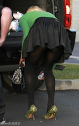 幻灯：希尔顿走“绿色风” 与男友为圣诞节采购