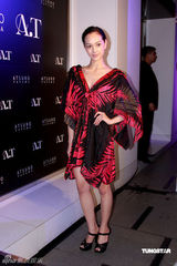 幻灯图：女星出席品牌活动 JessicaC深V裙风情万种