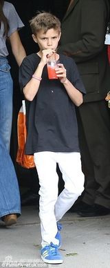 组图：小贝抱爱女心情靓 七公主吃零食东张西望