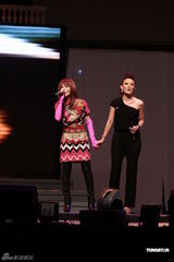 组图：萧亚轩公益活动劲歌热舞 吴建豪秀自弹自唱