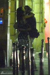 组图：德普前女友与发型师拥抱热吻