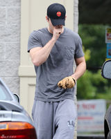 组图：帅哥瑞恩-雷诺兹婚后独自出门健身