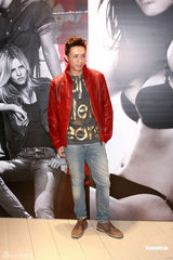 组图：官恩娜金色小洋装亮相 自曝喜买花哨内衣