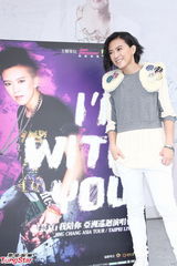 组图：张芸京改版签唱会称个唱想跟韦礼安跳《舞娘》