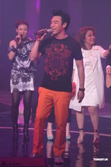 组图：谭咏麟杜丽莎携手开唱 钟镇涛等好友助阵