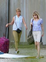 组图：安妮斯顿《米勒一家》片场初现大妈范