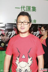 组图：九把刀书展签售 挺柯震东不会说谎